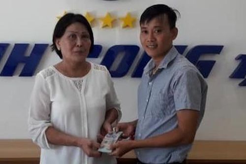 Tài xế taxi trả lại 38 triệu đồng cho du khách để quên