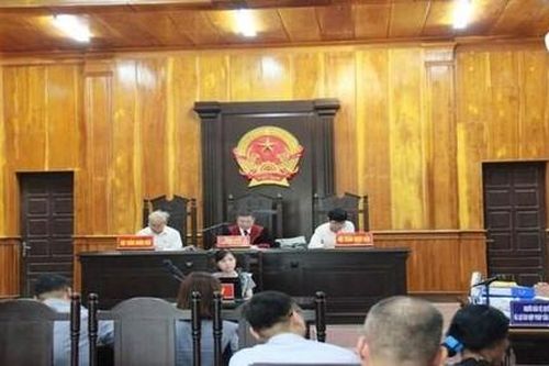 Nhận tiền 'lo giúp' đồng nghiệp không bị kỷ luật, 2 cựu cán bộ hầu tòa