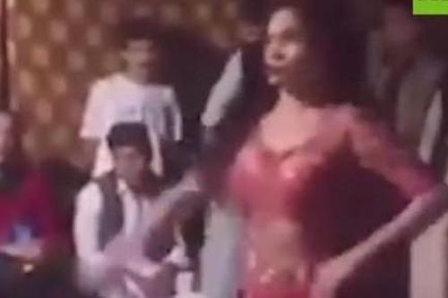 Clip nữ vũ công bị hành hung vì nhảy khêu gợi