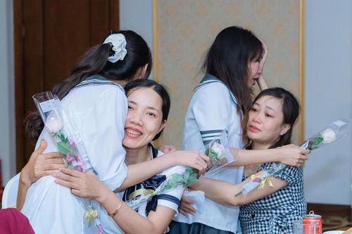 Học sinh lớp 12 khóc nức nở trong lễ tri ân bố mẹ, thầy cô
