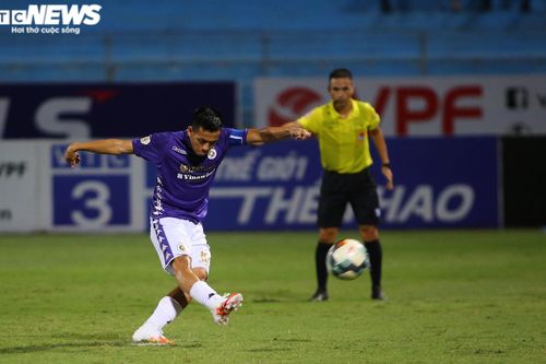 Quang Hải ngồi khán đài, Văn Quyết sút hỏng 11m, Hà Nội FC thua Sài Gòn FC