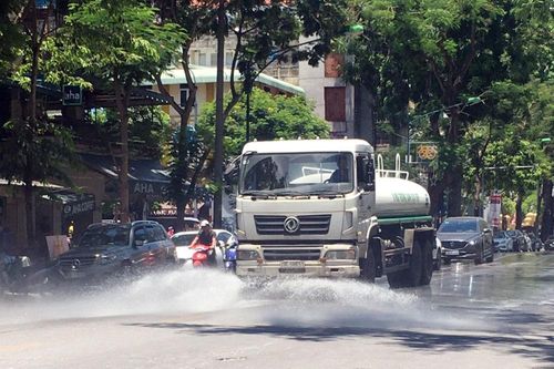 Rửa đường ngày nắng nóng - hiệu quả kép