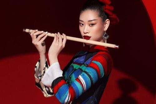 Tác giả của 'Bánh mì' và 'Cà phê phin sữa đá' trở lại với Miss Universe 2020 với thiết kế ghi điểm