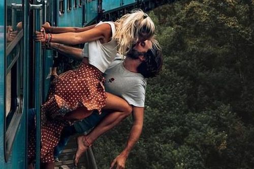 Blogger bị chỉ trích vì đu mỏm đá, vươn người khi tàu chạy để chụp ảnh