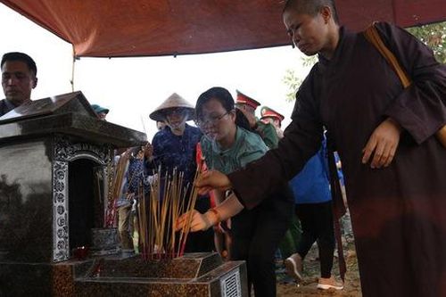 Đám tang đẫm nước mắt của bé trai bị mẹ bỏ rơi dưới hố gas