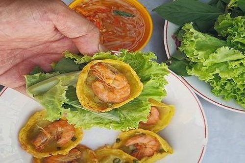 Dọc đường ăn dặm: Xôi nếp than và bánh khọt giá dưới 15K, hương vị ngon miễn chê