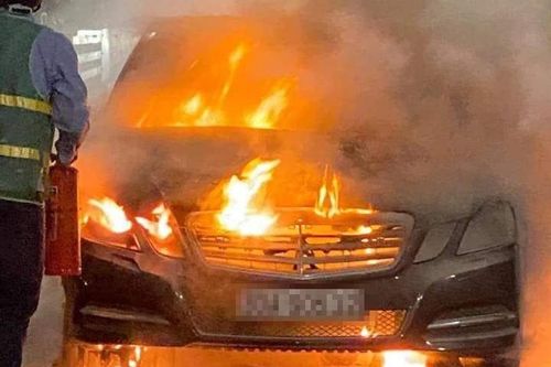 Xe Mercedes bốc cháy trơ khung trên cầu Bạch Đằng