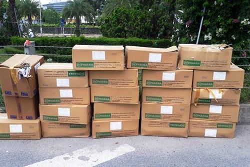 Hàng chục thùng thuốc hết hạn bị bỏ lại trên đường gom Đại lộ Thăng Long