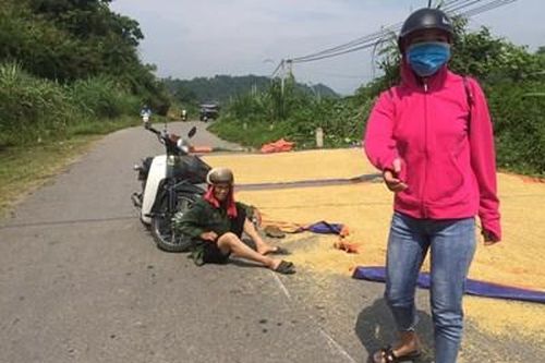 Tùy tiện phơi nông sản gây mất an toàn giao thông