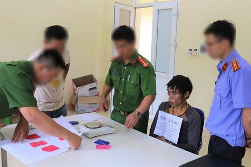 Đối tượng buôn ma túy dùng dao chống trả lực lượng chức năng