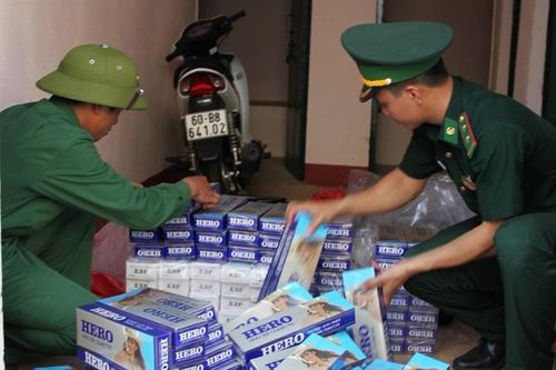 Vừa chống dịch bệnh, vừa đấu tranh với hoạt động buôn lậu