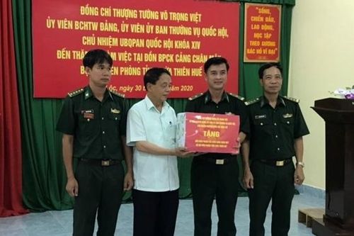 Thượng tướng Võ Trọng Việt làm việc tại Đồn Biên phòng cửa khẩu cảng Chân Mây