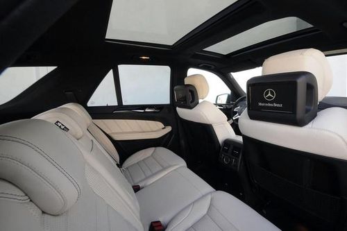 Mỹ: Hãng Mercedes-Benz bị kiện vì cửa nóc xe nổ tung dưới trời nắng