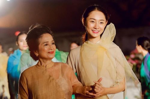 Lung linh áo dài trên nền di sản