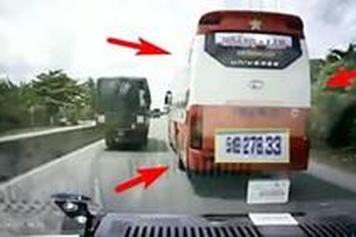 Phẫn nộ xe khách chèn ép, quyết không nhường đường cho xe cứu thương