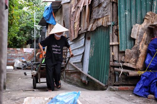 Nắng nóng đeo bám người dân xóm ngụ cư Hà Nội
