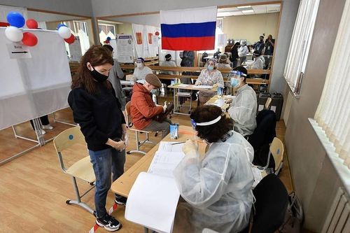Ông Putin đi bỏ phiếu về việc sửa đổi Hiến pháp Nga