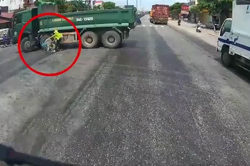 Xe ben quay đầu thiếu quan sát, người phụ nữ lại cố 'vớt vát' gây tranh cãi