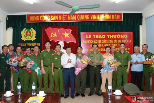 Khen thưởng 5 chuyên án thu giữ 54 kg ma túy dạng đá ở Nghệ An