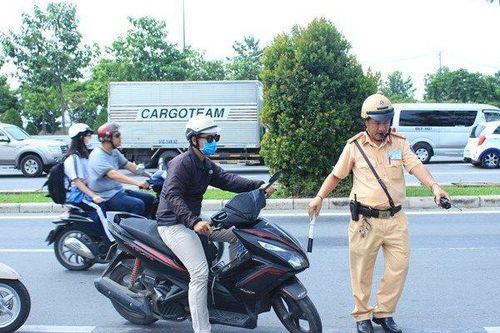 Những trường hợp bắt buộc phải bật xi nhan để không bị xử phạt