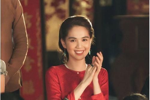 Ngọc Trinh gây chú ý vì dáng ngồi 'bá đạo' khi ăn quán vỉa hè