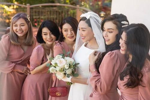 Thêm hình hiếm cực nét trong hôn lễ kín của Tóc Tiên, nhan sắc cô dâu lấn át dàn hotgirl