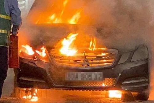 Ô tô Mercedes bất ngờ bốc cháy trơ khung trên cao tốc Hạ Long- Hải Phòng