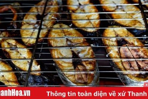Nắng nóng gay gắt, lò nướng cá nơi cửa biển vẫn tấp nập
