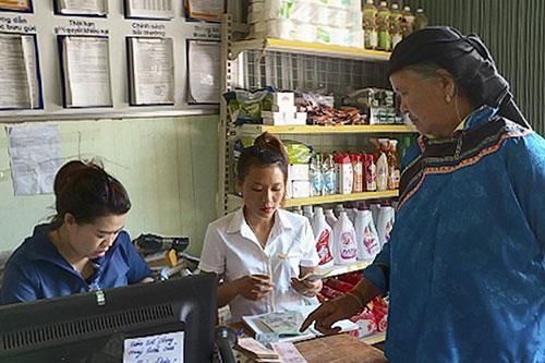 Người dân chờ đợi tiền hỗ trợ Covid-19