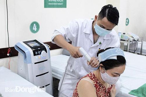Điều trị viêm điểm bám gân lồi bằng máy sóng xung kích