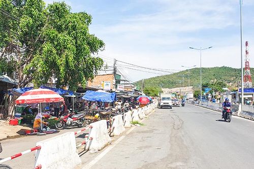 Cần quyết liệt dẹp chợ tự phát