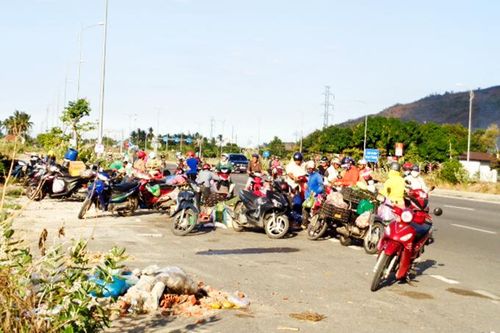 Họp chợ chiếm lòng, lề đường