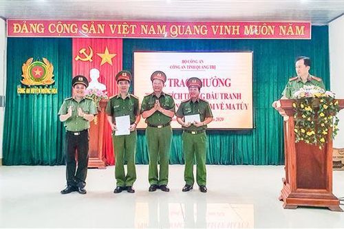 Thưởng nóng Công an huyện Hướng Hóa về thành tích đấu tranh với tội phạm ma túy