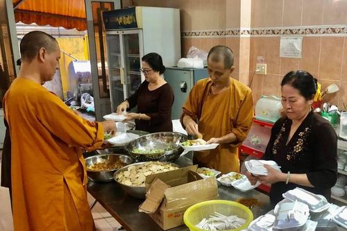 Cúng dường, khởi công xây cầu bê-tông, tặng suất cơm