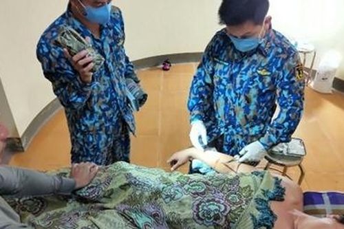 Quân y đảo Đá Lớn cấp cứu ngư dân bị đuôi cá đuối đâm xuyên cẳng tay phải
