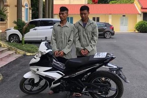 Cặp đôi mặc áo chống nắng trùm kín đầu đi cướp, vẫn bị bắt