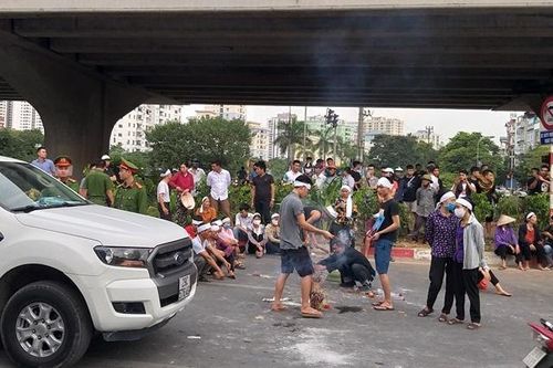 Mang di ảnh nạn nhân ngồi giữa đường sau một năm xảy ra tai nạn chết người