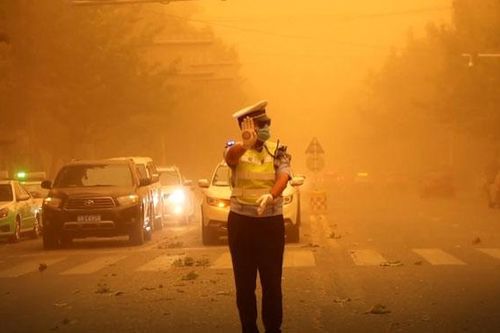Trung Quốc: Bão cát mù mịt, giao thông đình trệ