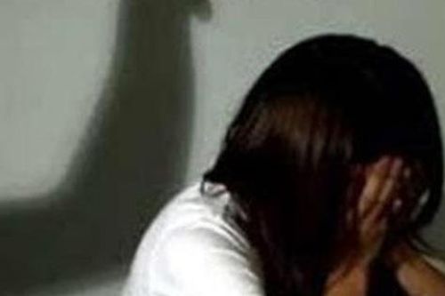 Xót thương bé gái 10 tuổi bị gã hàng xóm cướp mất tuổi thơ