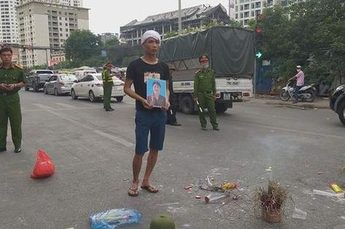 Hà Nội: Cả tuyến đường ùn tắc vì gia đình nạn nhân kéo đến hiện trường vụ tai nạn... 1 năm trước