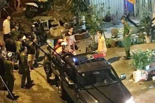 Một thanh niên bị chém gần lìa tay sau cuộc hỗn chiến