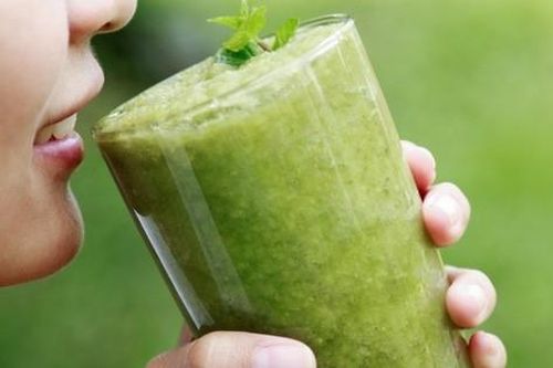 Đây là 6 nhóm người được khuyến cáo tuyệt đối không uống nước ép cần tây