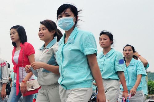 Giảm thiểu việc doanh nghiệp sa thải hàng nghìn công nhân như thế nào?