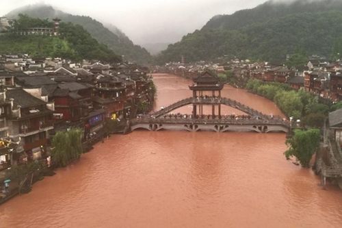 Phượng Hoàng cổ trấn chìm trong mưa lũ