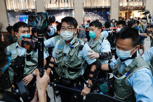 Cảnh sát Hong Kong lên máy bay bắt 1 người mua vé đi Anh