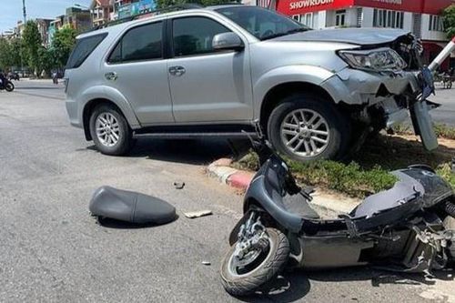 Cô gái đi xe máy điện nhập viện sau va chạm với ôtô biển xanh