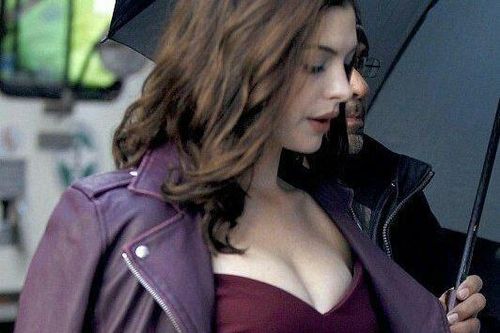 'Thánh' Nolan phủ nhận cấm Anne Hathaway ngồi ghế trên phim trường