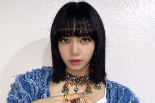 Bí quyết giúp Lisa không bao giờ bị tung tóc mái khi biểu diễn