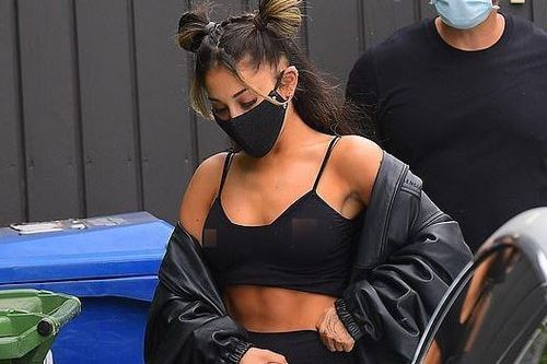 Ariana Grande diện áo bra xuống phố, khoe cơ bụng rắn rỏi
