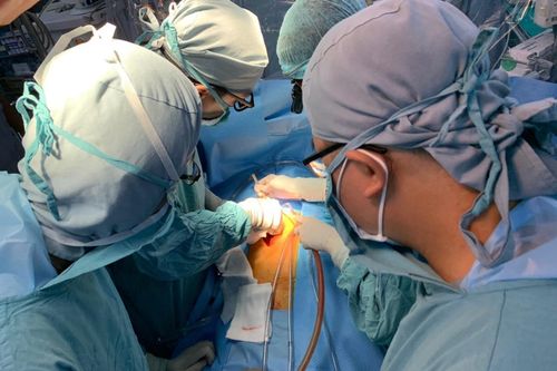 Mổ khẩn cấp cứu bé trai 9 tuổi bị đâm thủng tim